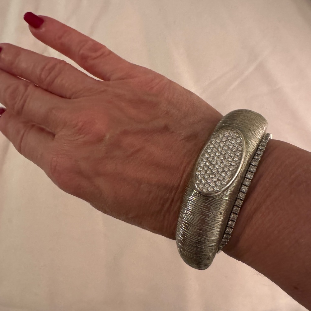 Chic Silver Bracelet with Crystal Detailing